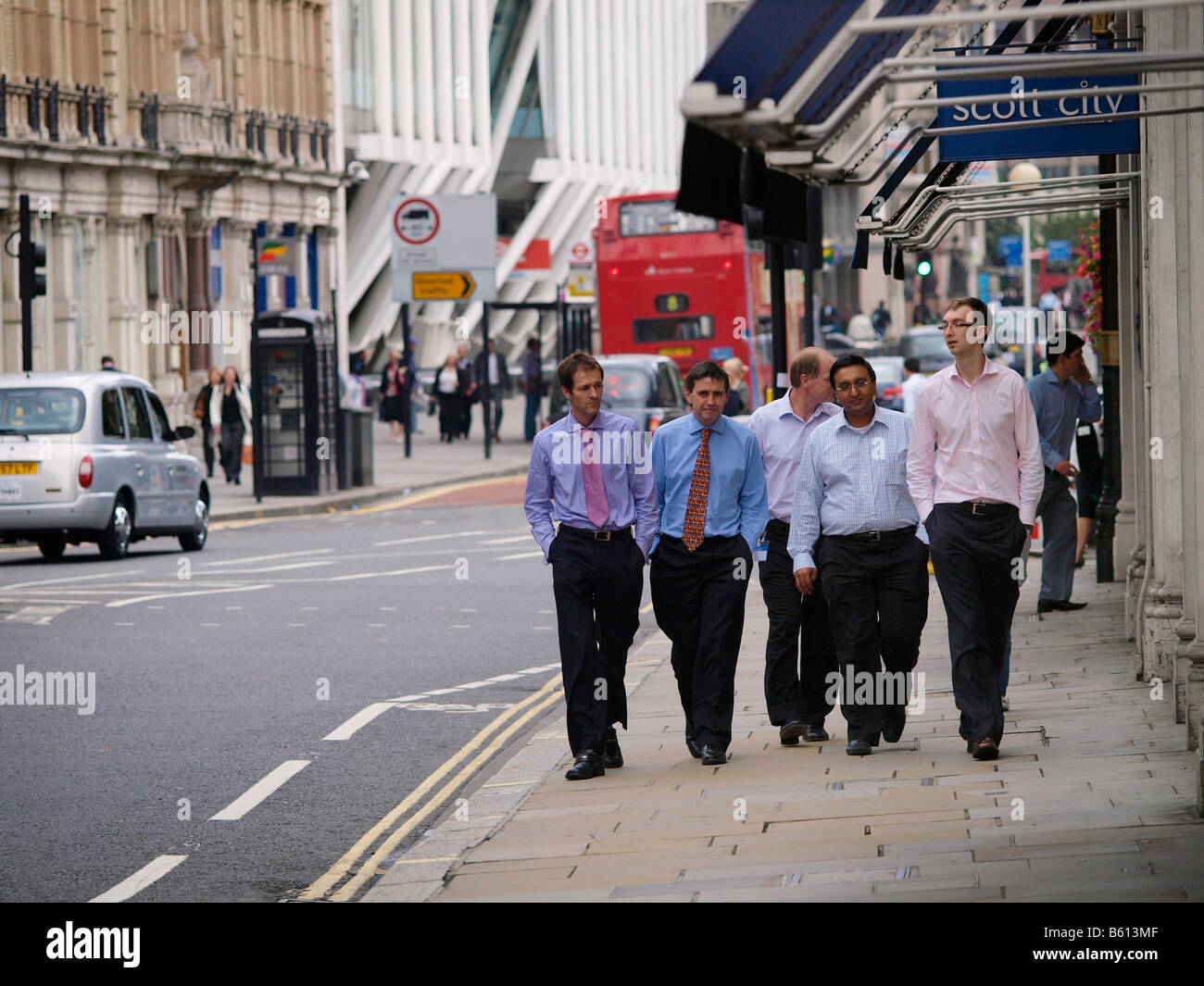 Grupo de trabajadores de oficina caminando por las calles de la ciudad de Londres durante el descanso del almuerzo, Londres, Gran Bretaña. Foto de stock