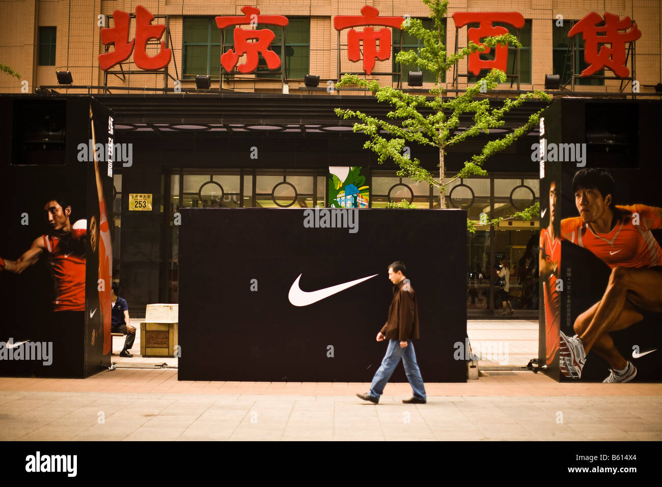 Un hombre camina por un anuncio de una tienda Nike en Beijing (China) en  abril de 2008 Fotografía de stock - Alamy