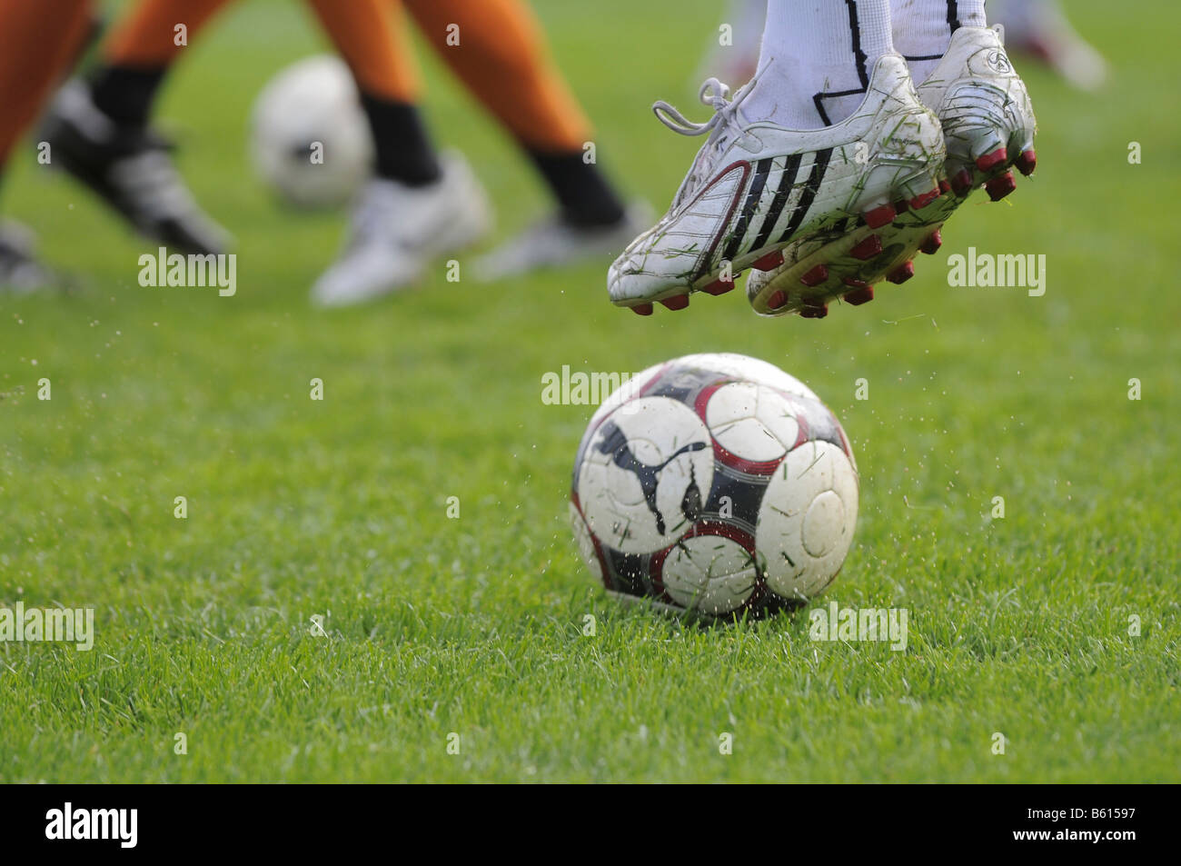 Balón de fútbol y las botas y las piernas de los futbolistas,  Kirchheim/Teck, Baden-Wuerttemberg Fotografía de stock - Alamy