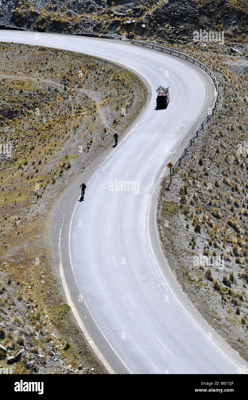 Mountainbikers descendente de una curva en S, hacer ciclismo de montaña, Deathroad, Altiplano, La Paz, Bolivia, América del Sur Foto de stock