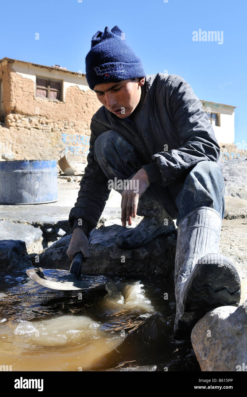 El hombre de hierro de fundición, estaño, zinc, desde el suelo de piedra que contiene mineral, centro minero de Llallagua, Potosí, Bolivia, América del Sur Foto de stock