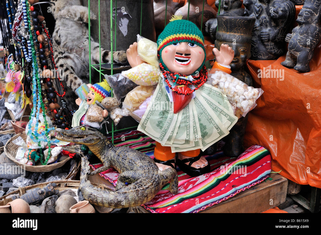 Títere de un hombre con dinero notas, amuleto de la suerte en el establo de una bruja, La Paz, Bolivia, América del Sur Foto de stock