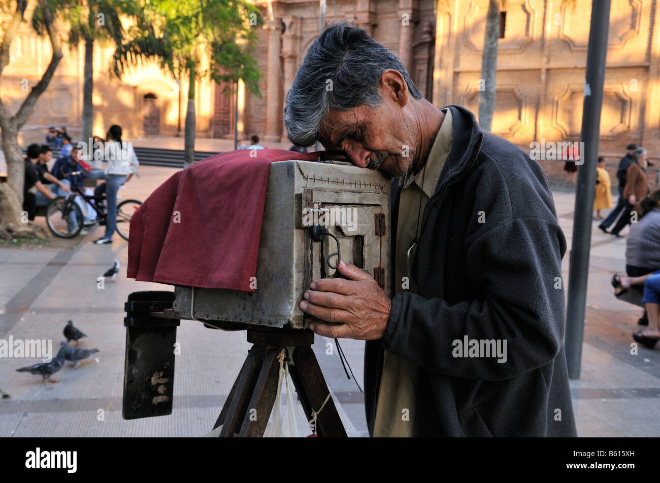 Fotógrafo con un agujero de alfiler cámara, Santa Cruz, Bolivia, América  del Sur Fotografía de stock - Alamy