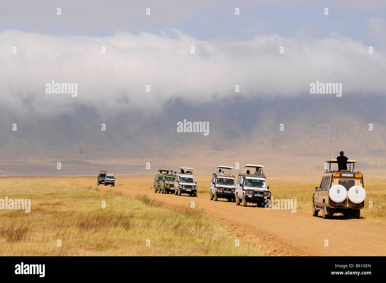 Los turistas en varios vehículos con tracción en las cuatro ruedas durante la observación de vida silvestre, el cráter de Ngorongoro, el Área de Conservación de Ngorongoro Foto de stock