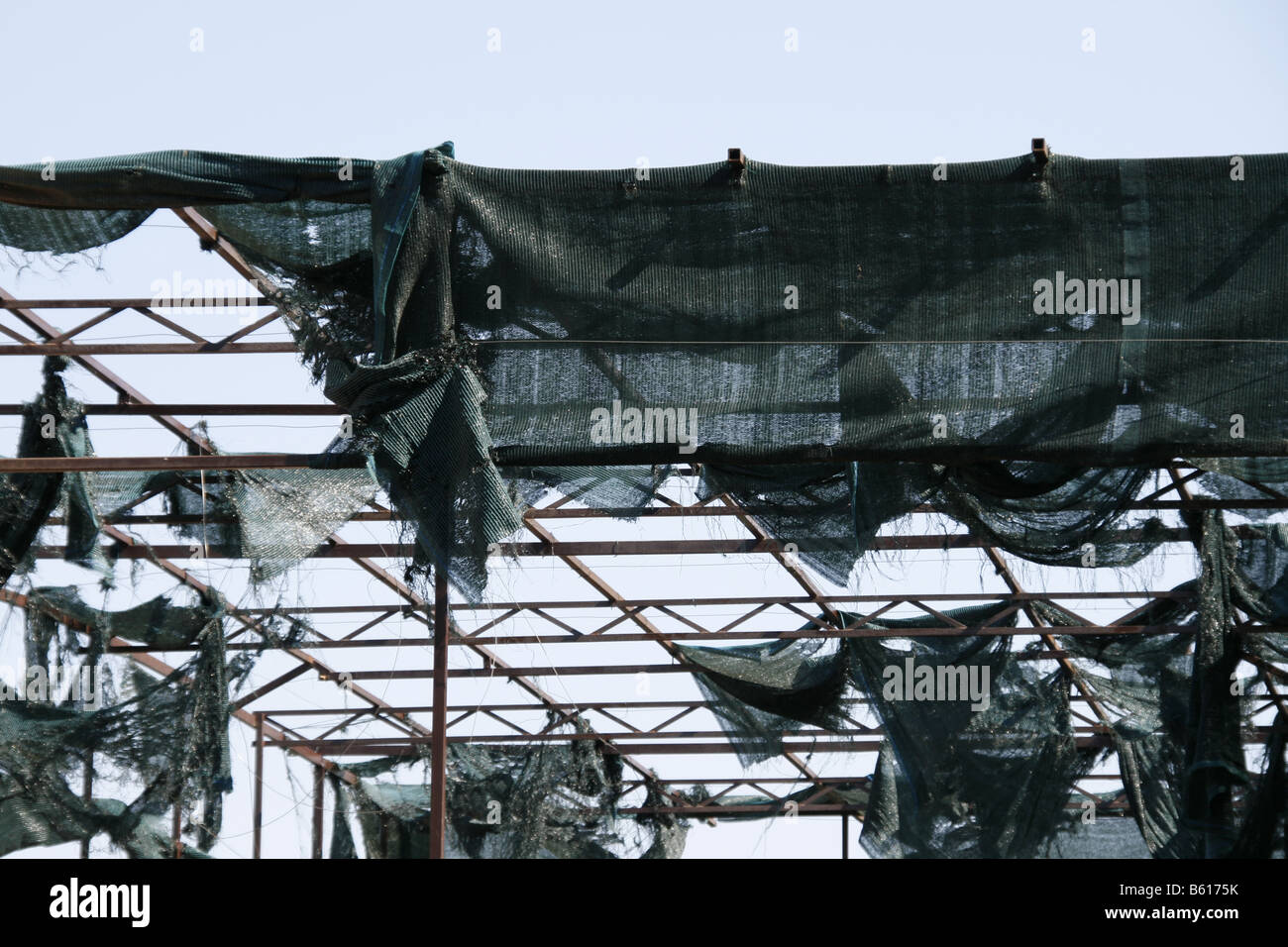 Colgante de techo de tela en la estructura de andamios metálicos afuera en el sol Fotografía stock - Alamy