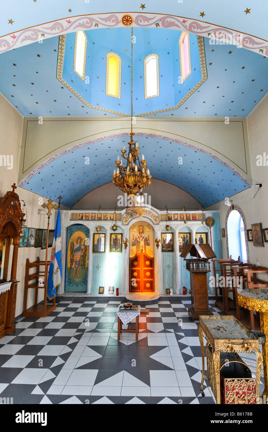 Interior de una Iglesia Griega en Firopotamos en la isla de Milos, grupo de islas Cícladas, Grecia, Europa Foto de stock