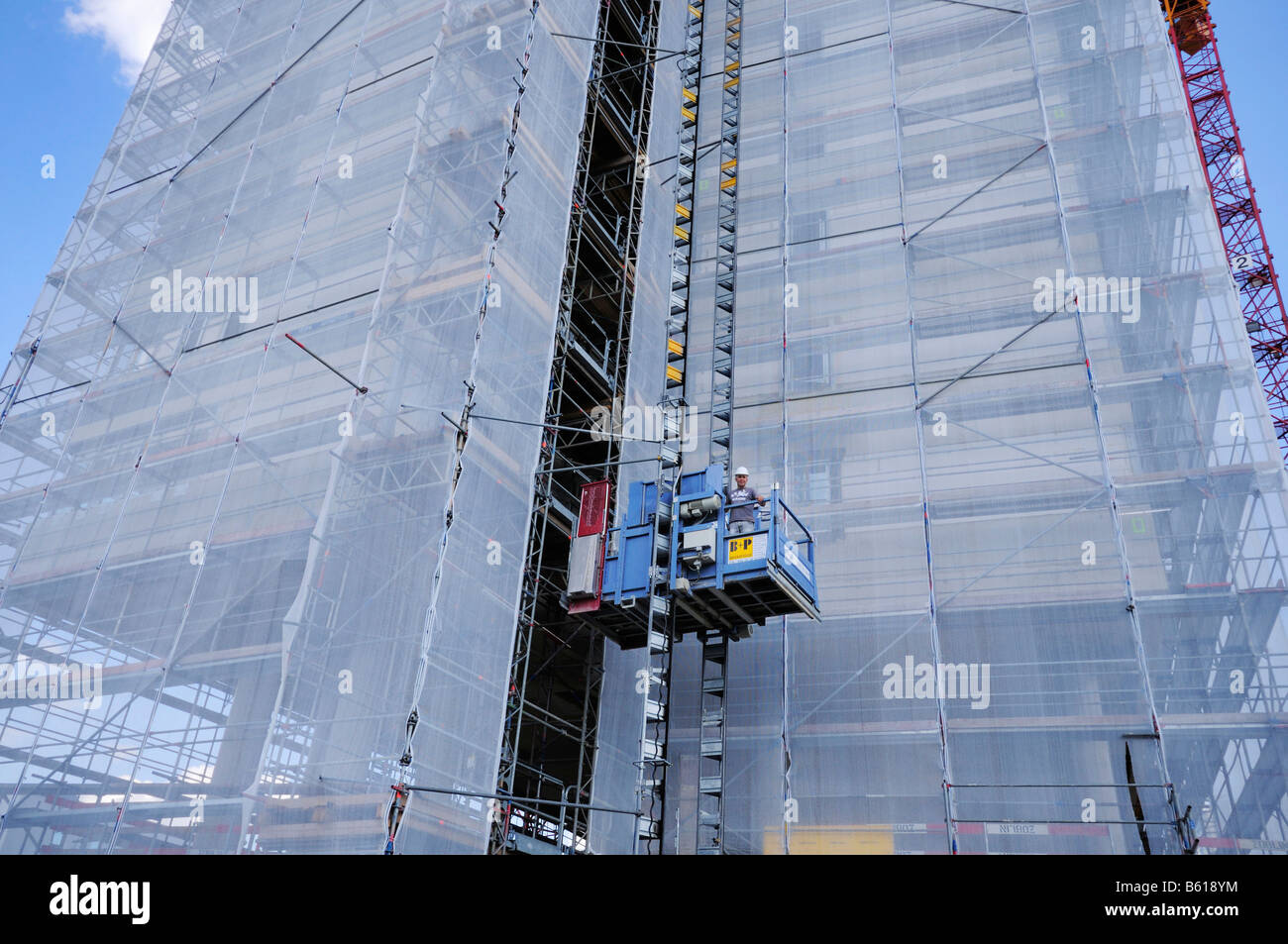Levantar en un sitio de construcción, scaffolded World Conference Center en Bonn, en Renania del Norte-Westfalia Foto de stock