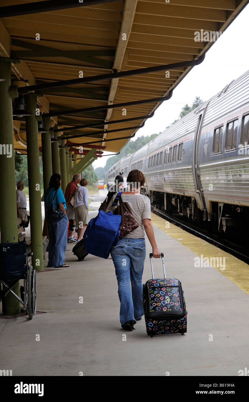 Tira el equipaje de pasajeros de ferrocarril Amtrak tren DeLand Florida  Latina E.E.U.U Fotografía de stock - Alamy