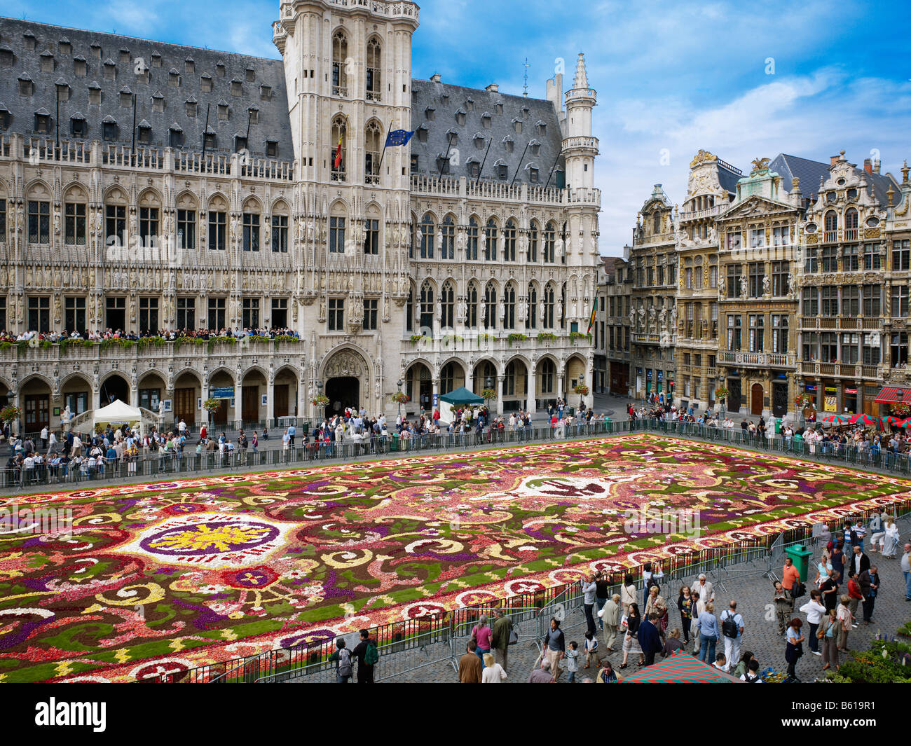 Alfombra de Flores en la Grand Place, Bruselas, Brabante La gente admirar Alfombra de Flores en la Grand Place de