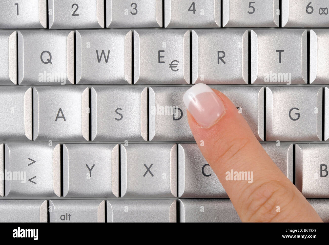 Teclado de un portátil Apple MacBook Pro, dedos apuntando hacia el símbolo  del euro Fotografía de stock - Alamy