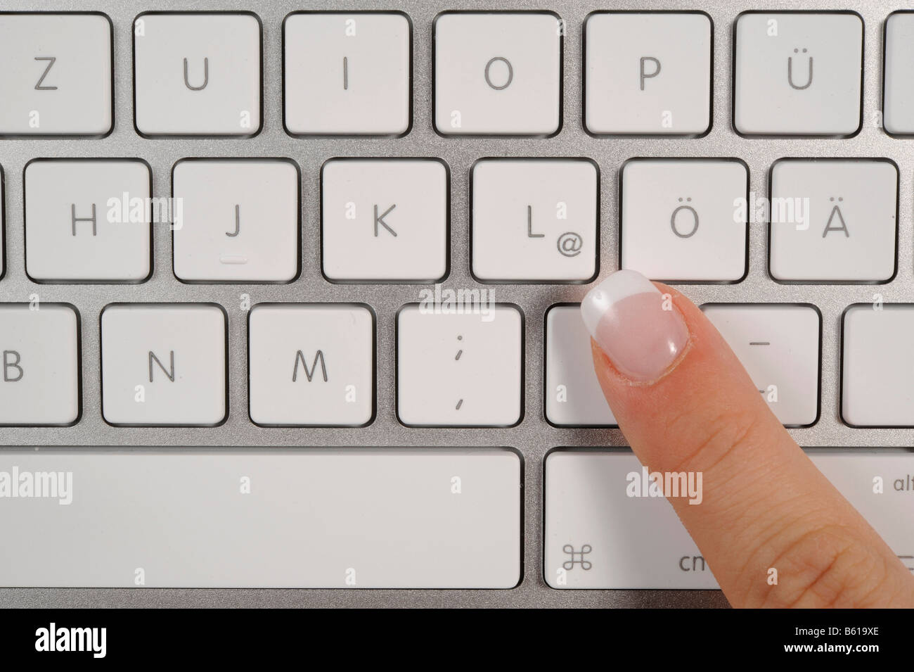 Teclado de un portátil Apple MacBook Pro, dedos apuntando al símbolo  Fotografía de stock - Alamy