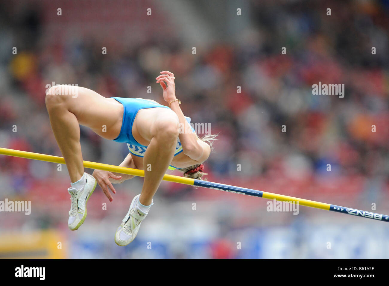Marina AITOVA, KAZ, golpea la traviesa, salto de altura, en la Final Mundial de Atletismo de la IAAF de 2008 de pista y campo en la Foto de stock