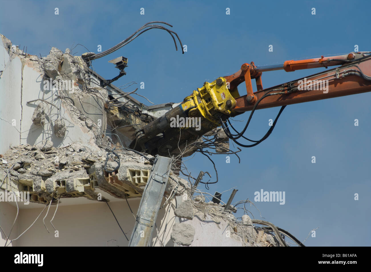 Edificio demolido por un vehículo de demolición Daxis 470 LCH demoler el edificio Foto de stock