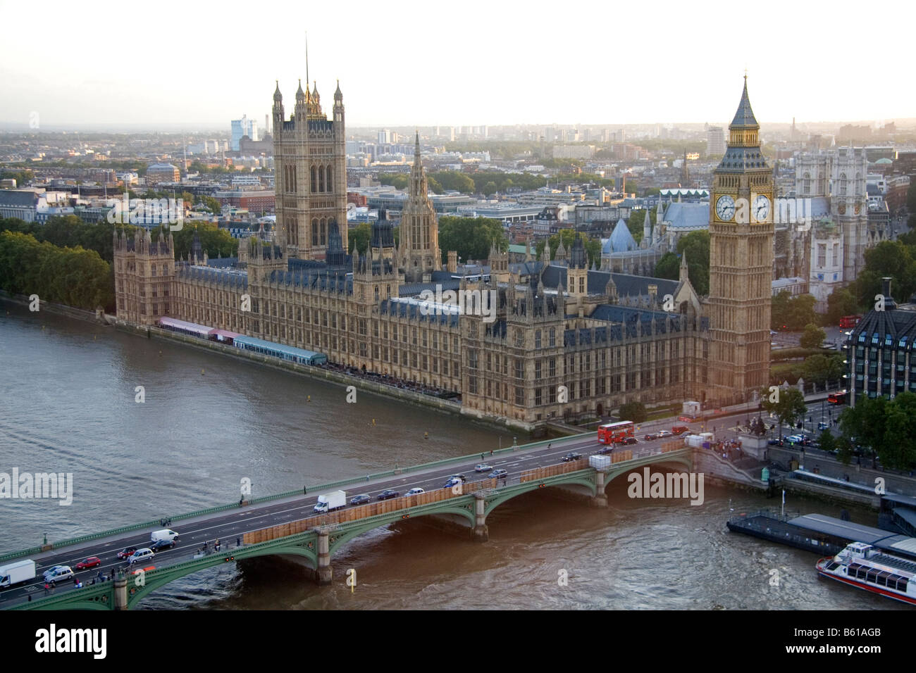 Las Casas del Parlamento junto al río Támesis en Londres, Inglaterra Foto de stock