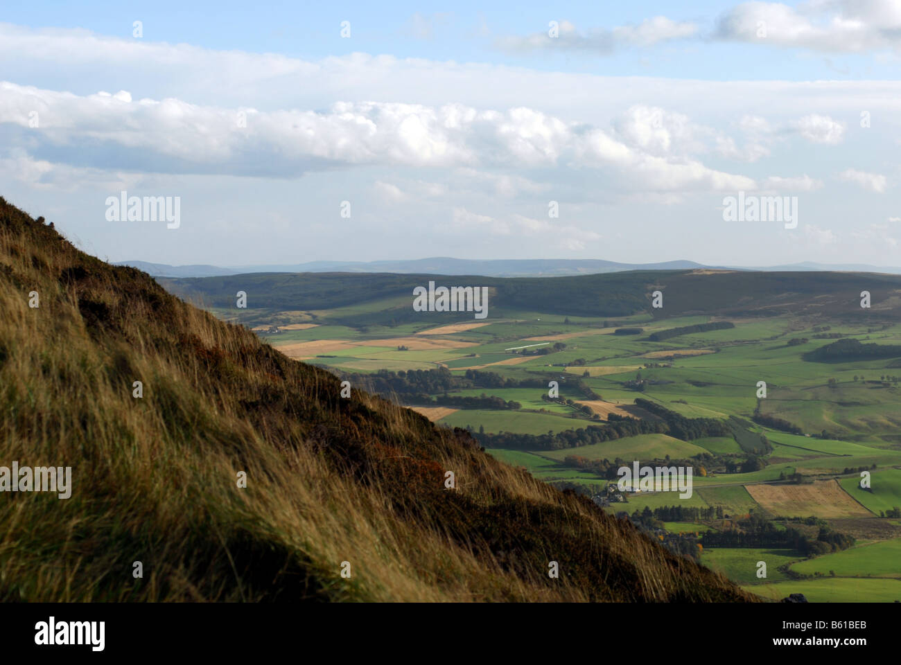 Ver abajo en el Glen y hacia Rhynie en Aberdeenshire en el noreste de Escocia de toque O Norte Foto de stock