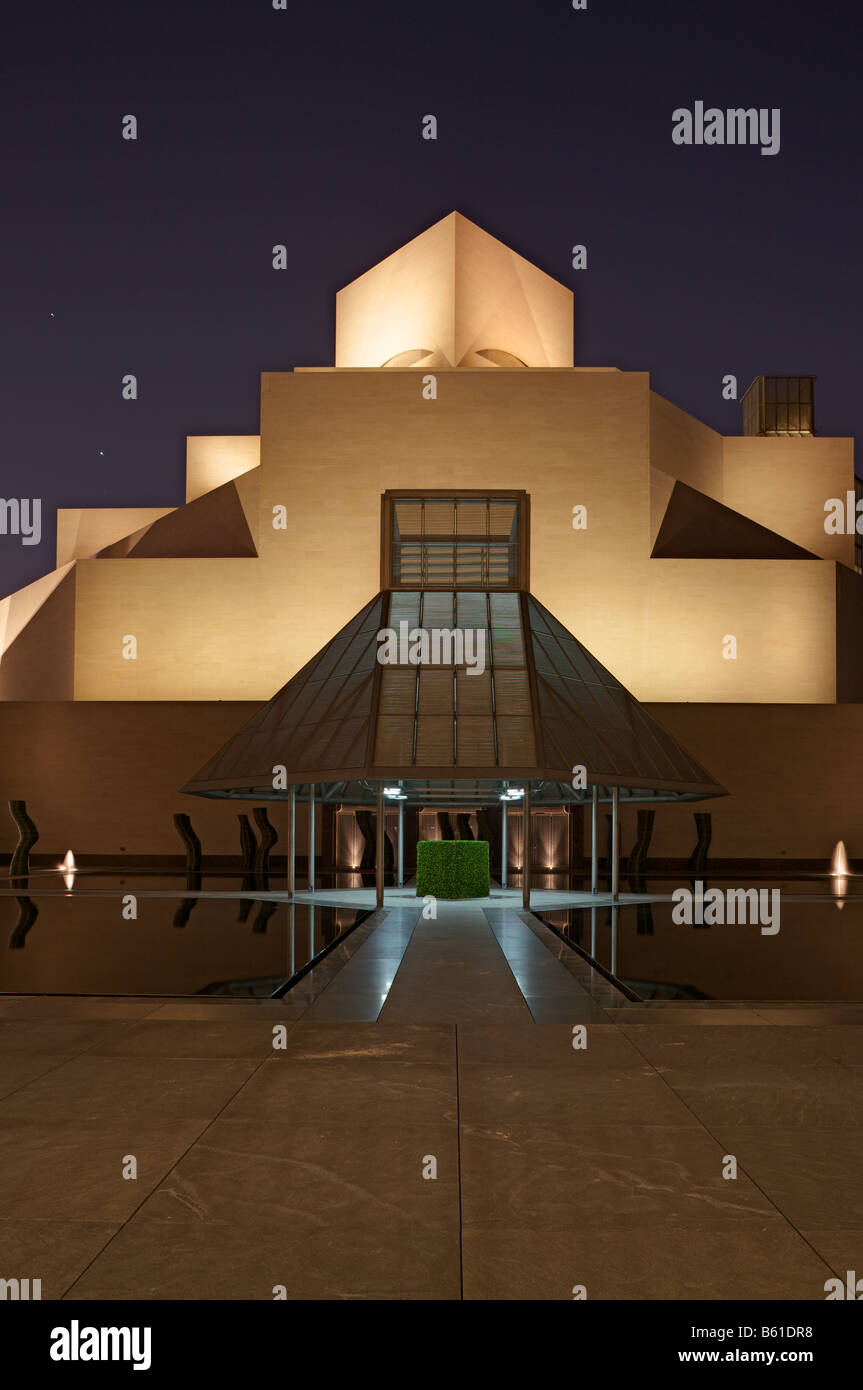 Vista nocturna del Museo de Arte Islámico, Doha, Qatar Foto de stock