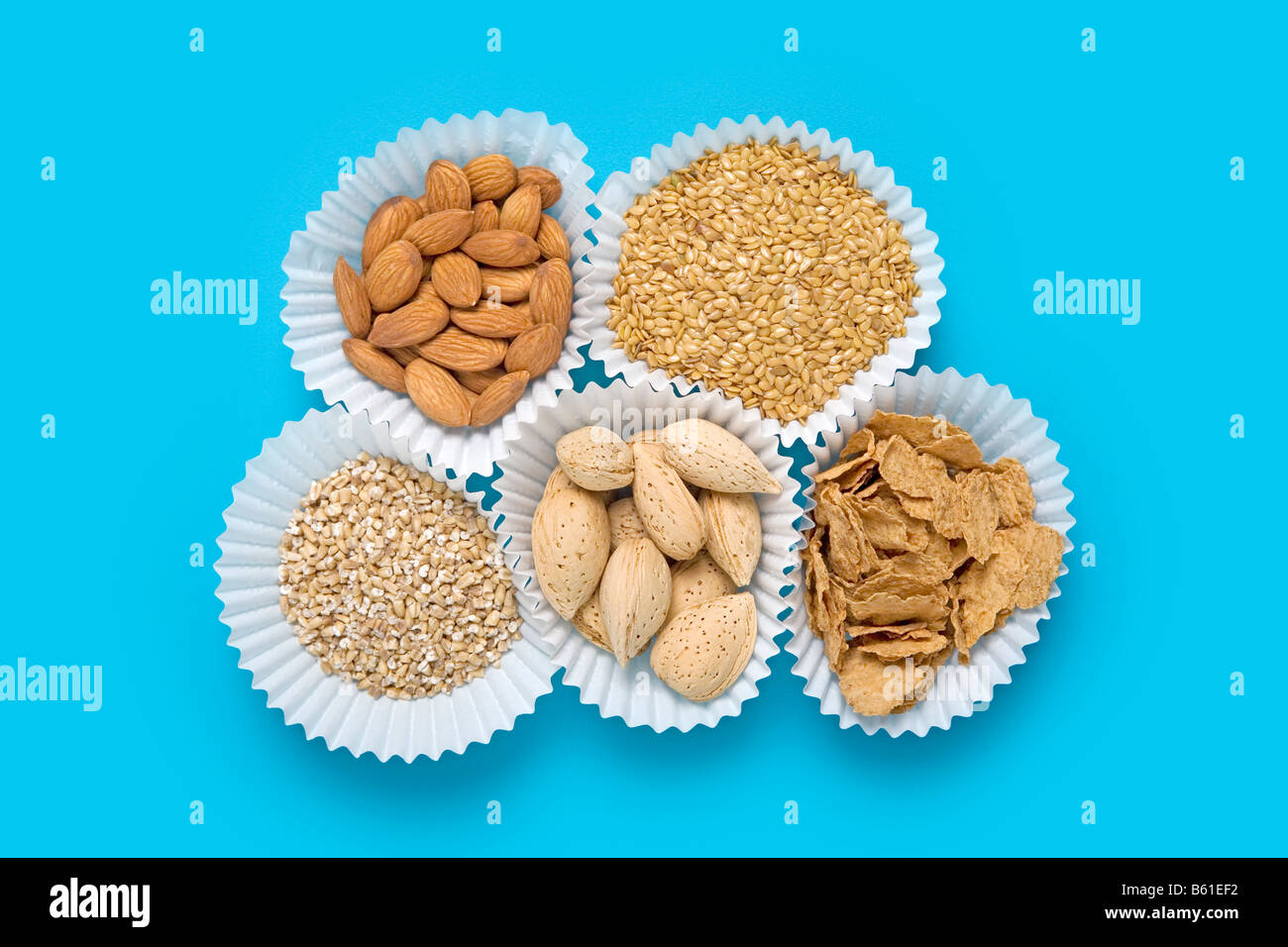 Las semillas de lino, almendras, cereales, avena de corte de acero,  Almendras con cáscara Fotografía de stock - Alamy