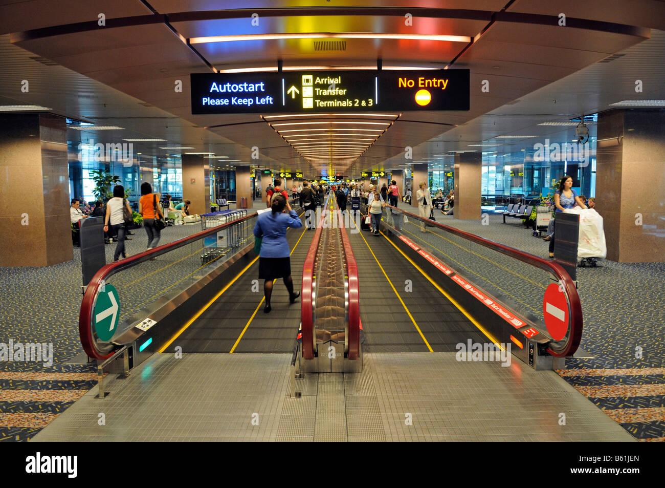 Pasillos móviles en el aeropuerto Changi de Singapur, Sudeste de Asia Foto de stock