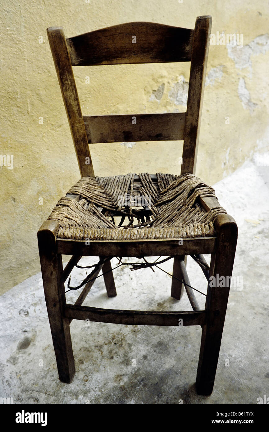Vieja silla de madera con asiento de mimbre, desgastados, Creta, Grecia,  Europa Fotografía de stock - Alamy