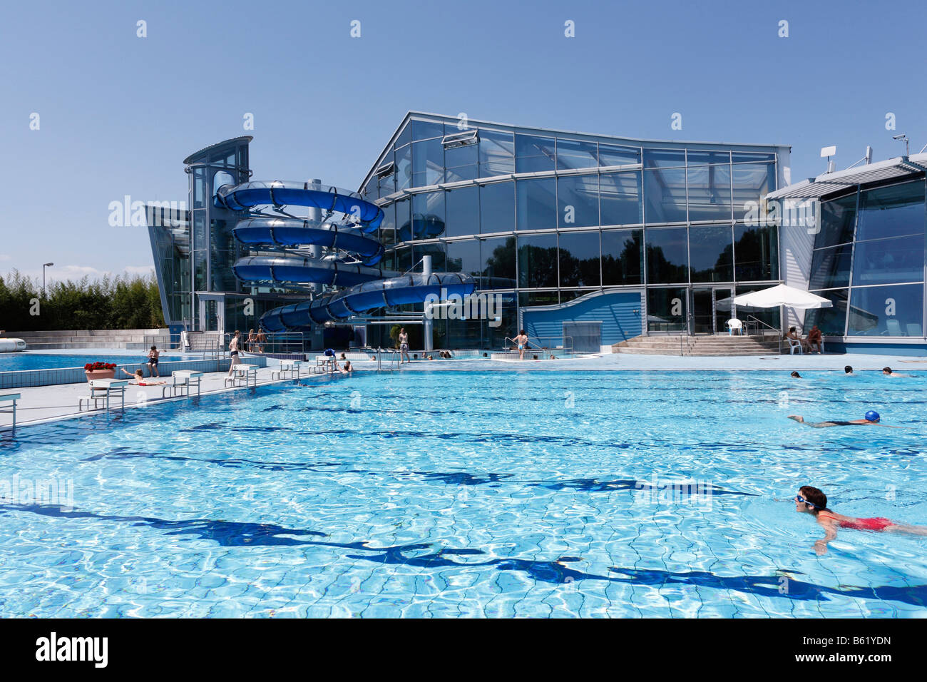 Piscina en el complejo de natación Triamare en Bad Neustadt an der Saale, Rhoen-Grabfeld, Baja Franconia, Baviera, Foto de stock