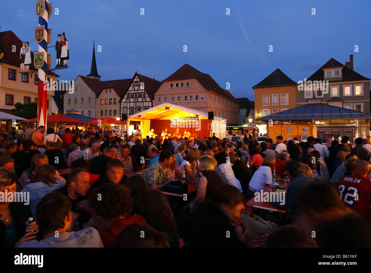 La plaza del mercado el jueves en la noche de verano conciertos, Bad Neustadt an der Saale, Rhoen-Grabfeld, Baja Franconia, Baviera, Alemania, EUR Foto de stock
