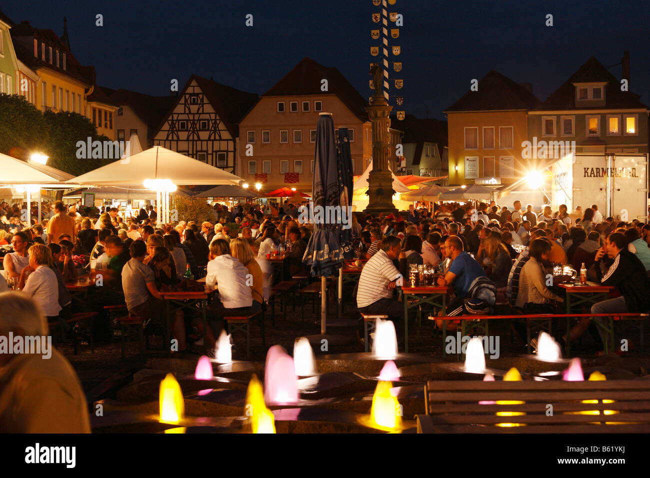 La plaza del mercado el jueves en la noche de verano conciertos, Bad Neustadt an der Saale, Rhoen-Grabfeld, Baja Franconia, Baviera, Alemania, EUR Foto de stock