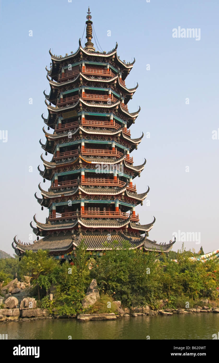 Pagoda Shuan Riming en Guilin, China de Guangxi Foto de stock