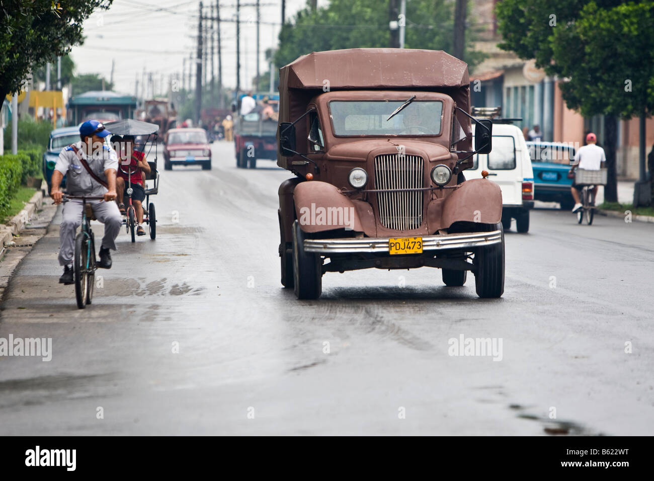 Camión viejo, ciudad de Pinal del Río, provincia de Pinar del Río, Cuba, El Caribe Foto de stock