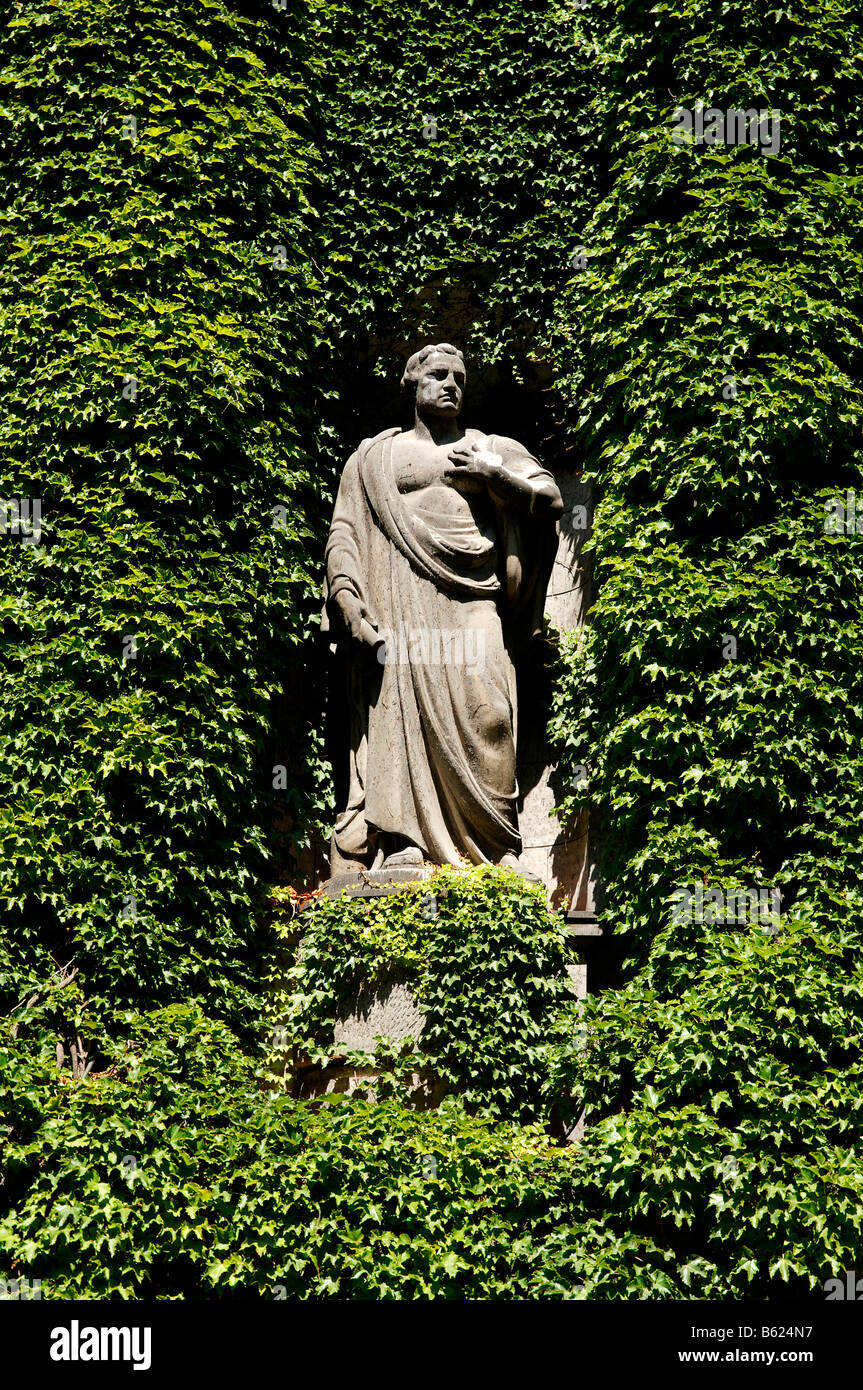 Sobrepoblados estatua de la fachada, la Biblioteca Estatal de Berlín, Alemania, Europa Foto de stock