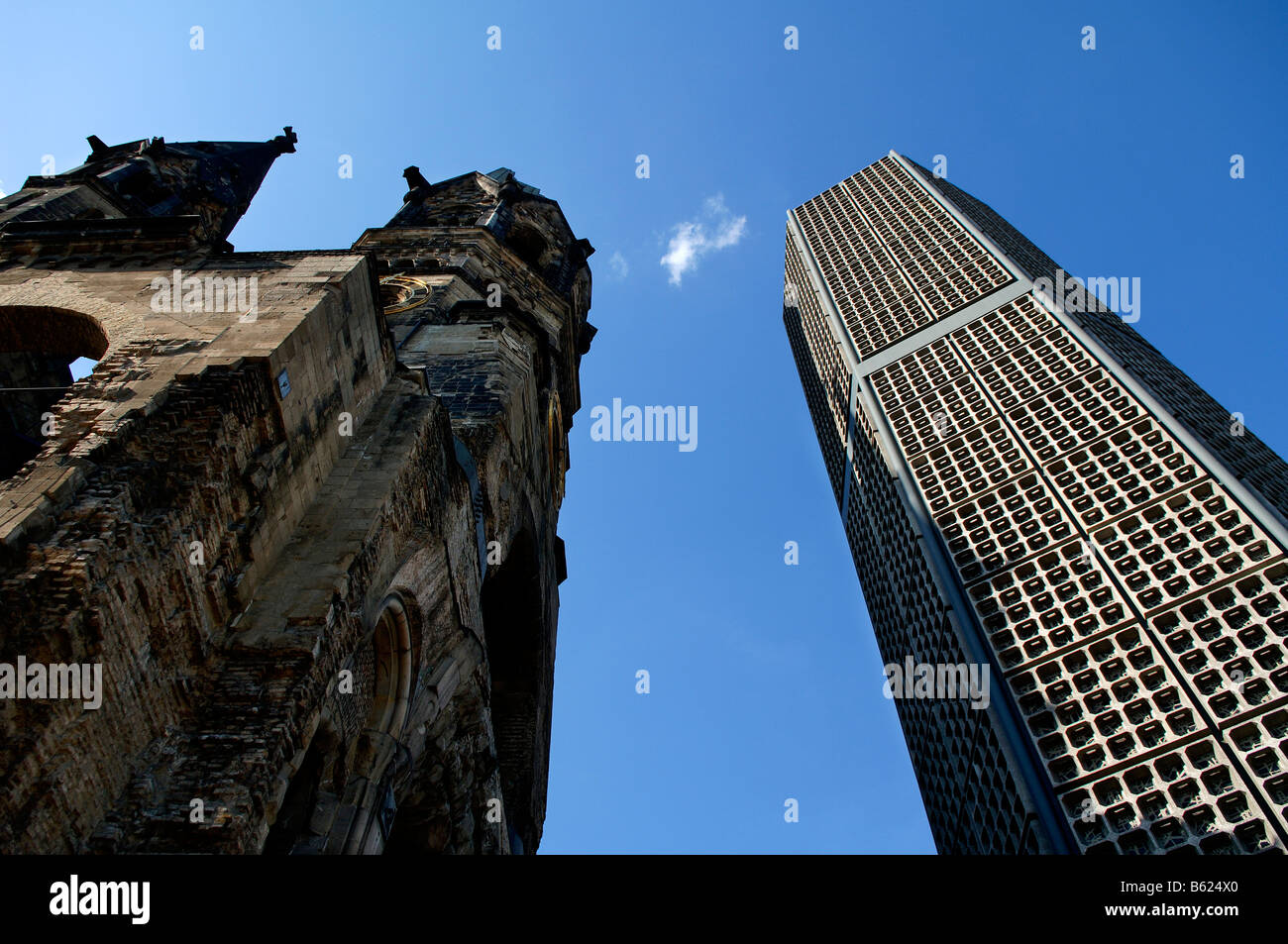Dos torres de la Iglesia Memorial Kaiser-Wilhelm en Berlín, Alemania, Europa Foto de stock