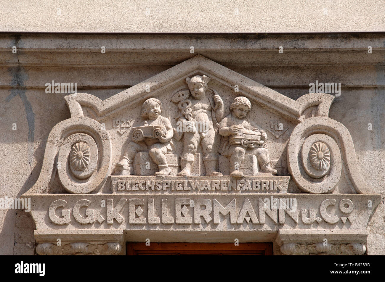 Detalle arquitectónico de una puerta con un relieve ornamental de piedra  tallada por encima de las puertas de madera doble en Praga, República Checa  Fotografía de stock - Alamy