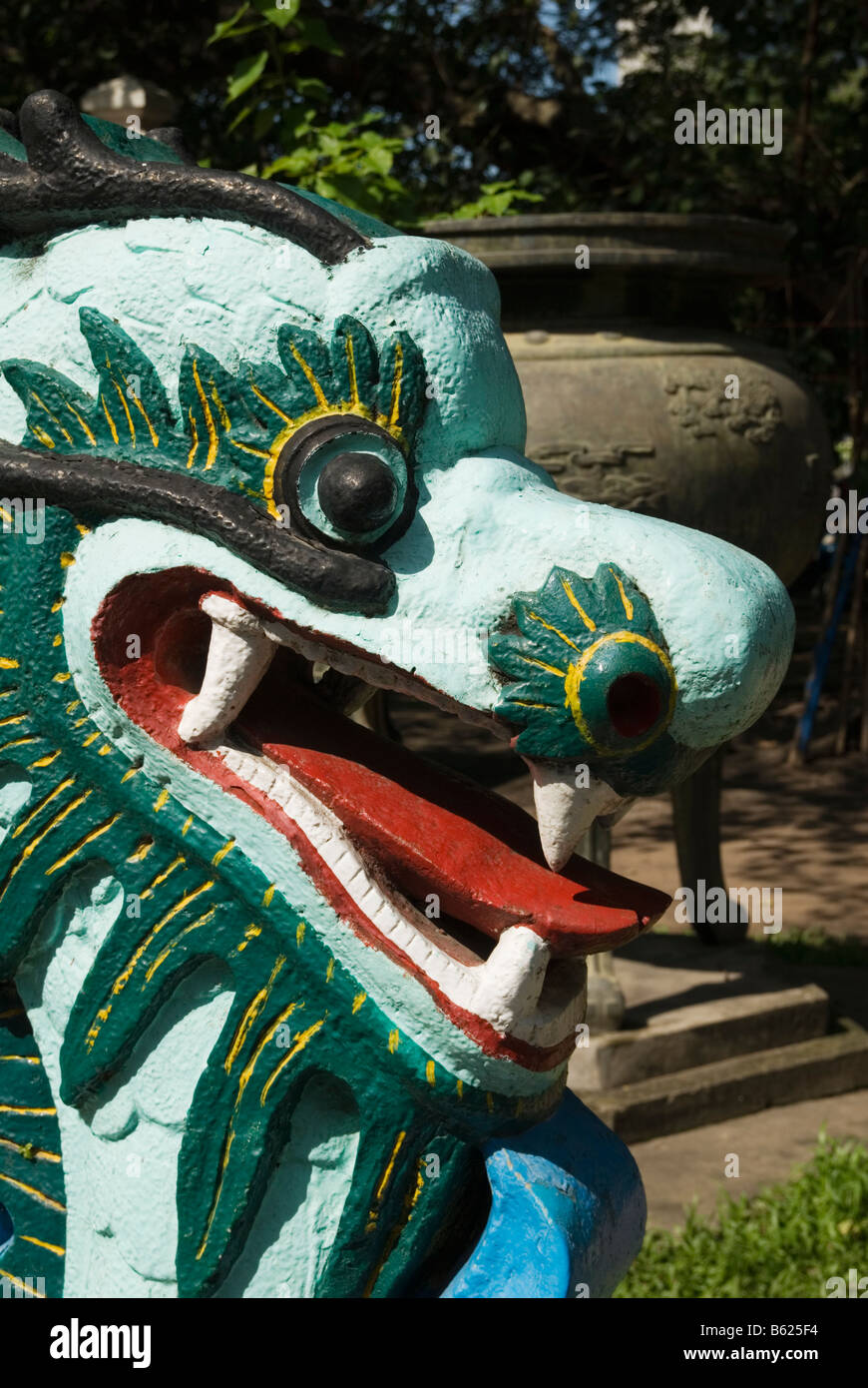 Cabeza de dragón en el Templo del Rey Hung Vuong, Ho Chi Minh, Vietnam Foto de stock