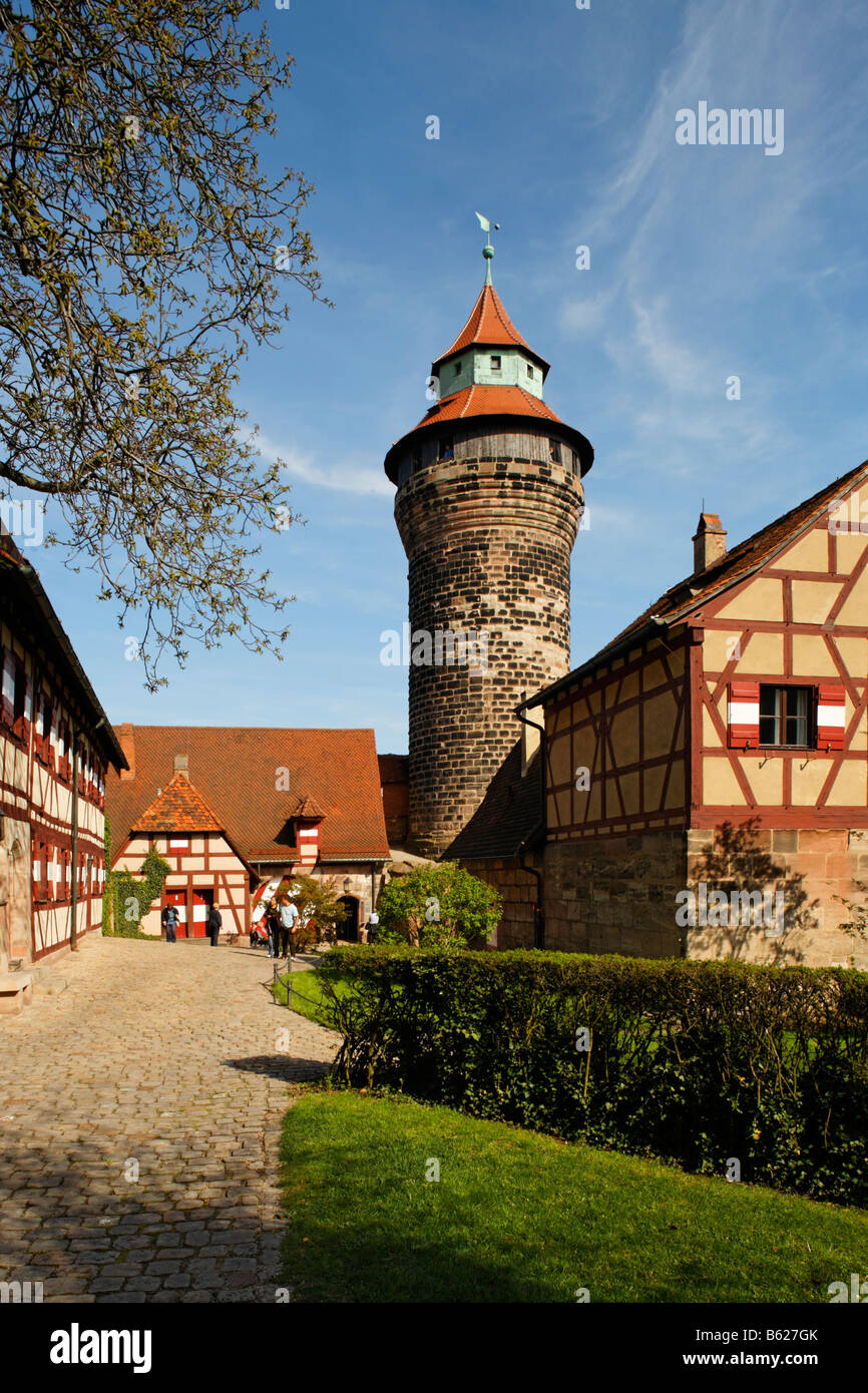 Torre Sinnwellturm, casas con entramados de madera, calle adoquinada, Castillo de Nuremberg, Nuremberg, Middle Franconia, Baviera, Alemania, Euro Foto de stock