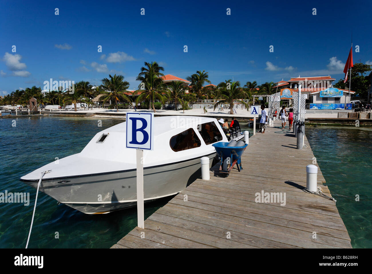 Buceo barco amarrado al muelle del Sun Breeze Hotel, San Pedro Ambergris Cay Island, Belice, Centroamérica, El Caribe Foto de stock