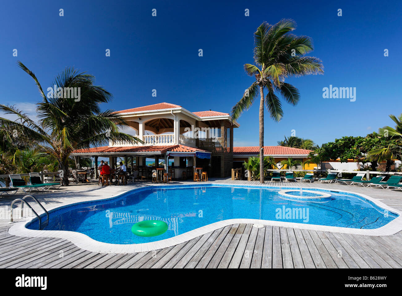 La piscina y el restaurante de la Sun Breeze Hotel, San Pedro Ambergris Cay Island, Belice, Centroamérica, El Caribe Foto de stock