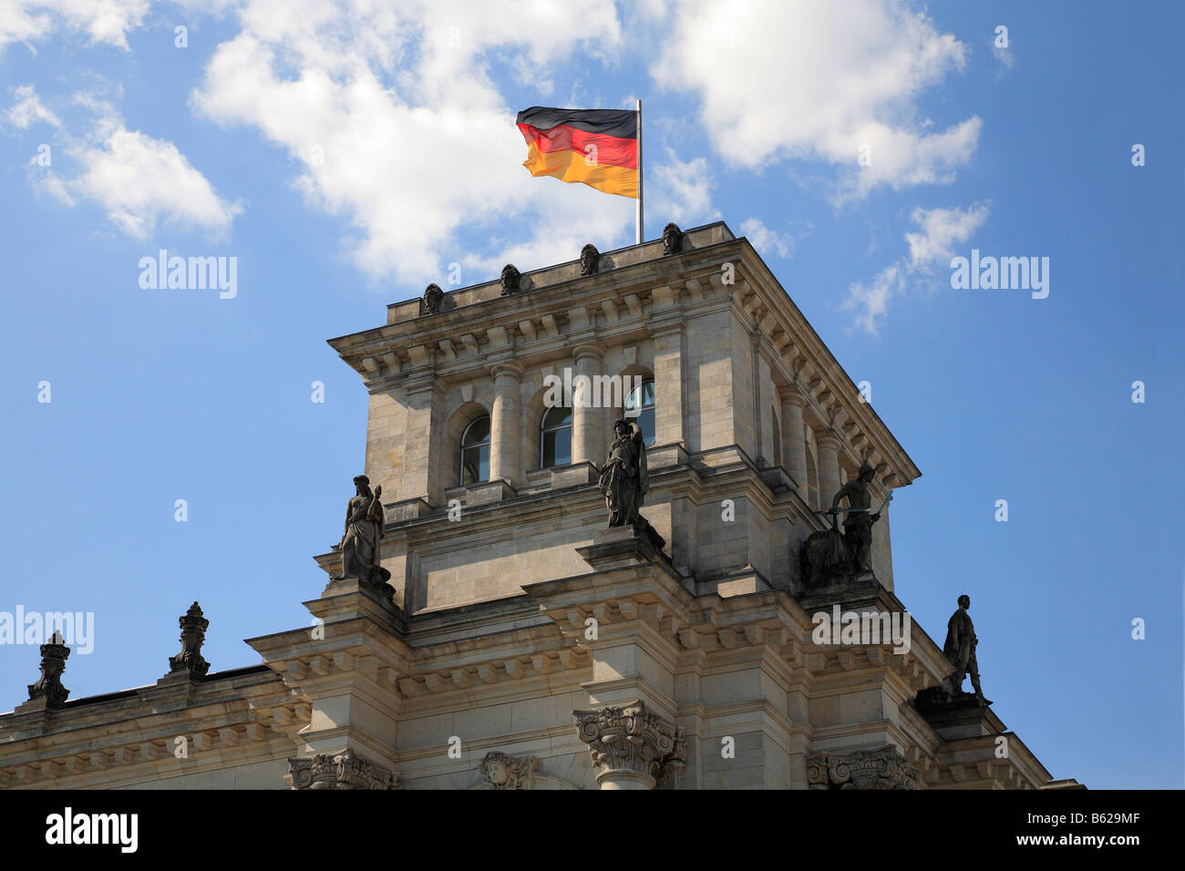 Reichstag, el edificio del parlamento, sede de la cámara baja del parlamento alemán, el ala lateral de la torre, mostrando la bandera del Feder Foto de stock