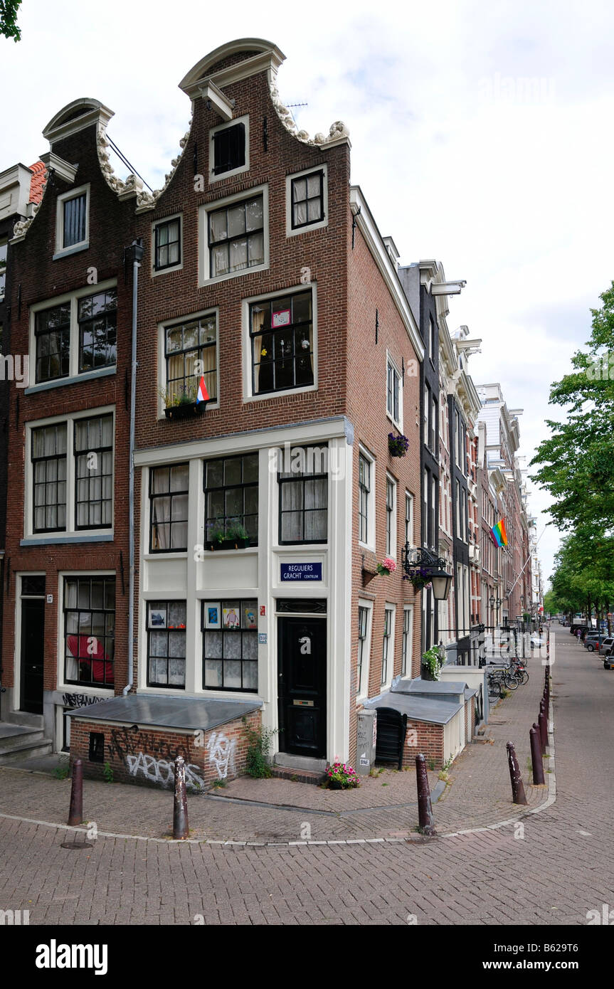 Casas estrechas en la esquina de Keizersgarcht y Reguliersgracht, Amsterdam, países Bajos, Europa Foto de stock