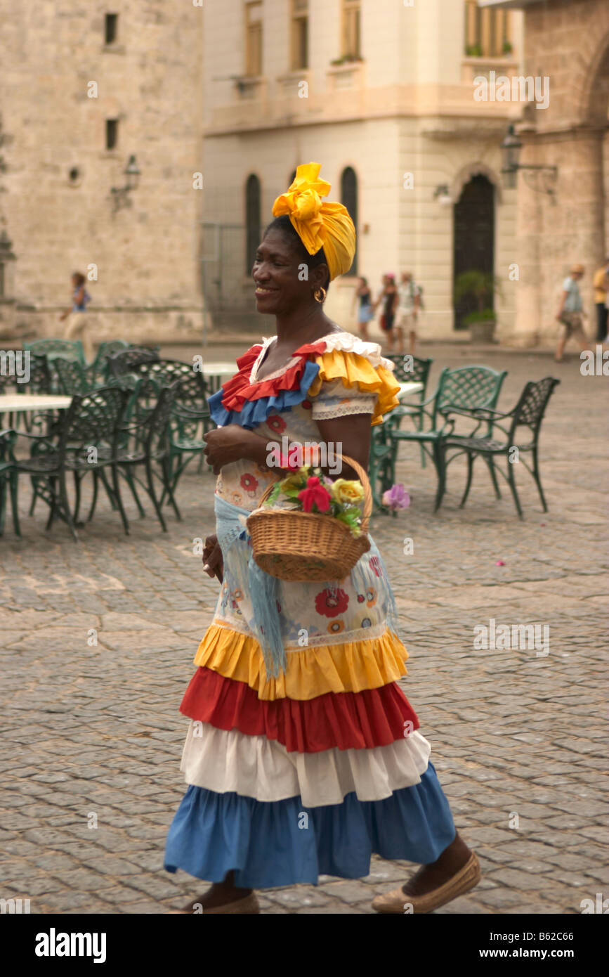 Mujer cubana en traje tradicional fotografías e imágenes de alta resolución  - Alamy