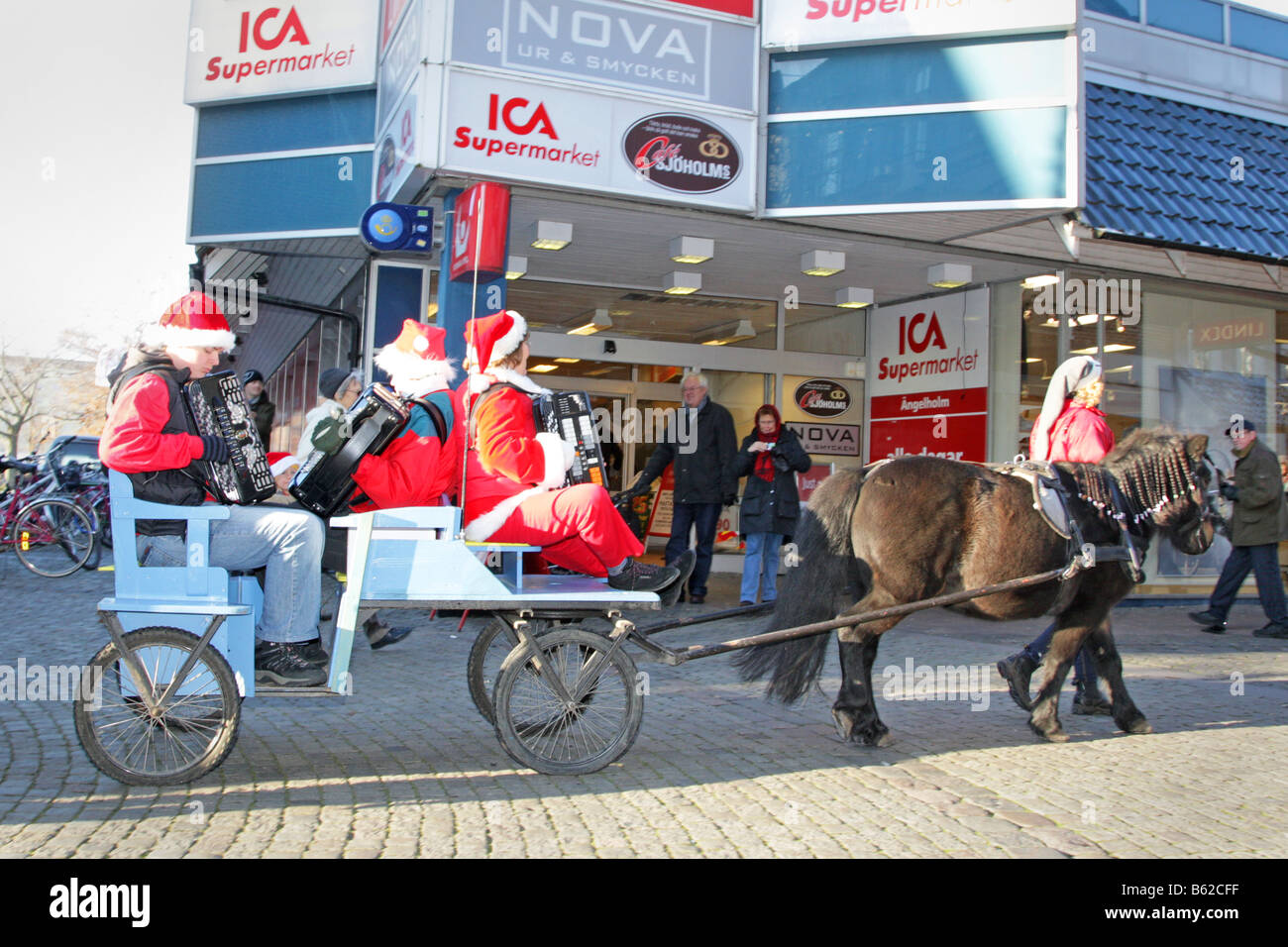 Santa Claus sueco desfile a caballo y vagón svensk tomteparad med häst och vagn Foto de stock
