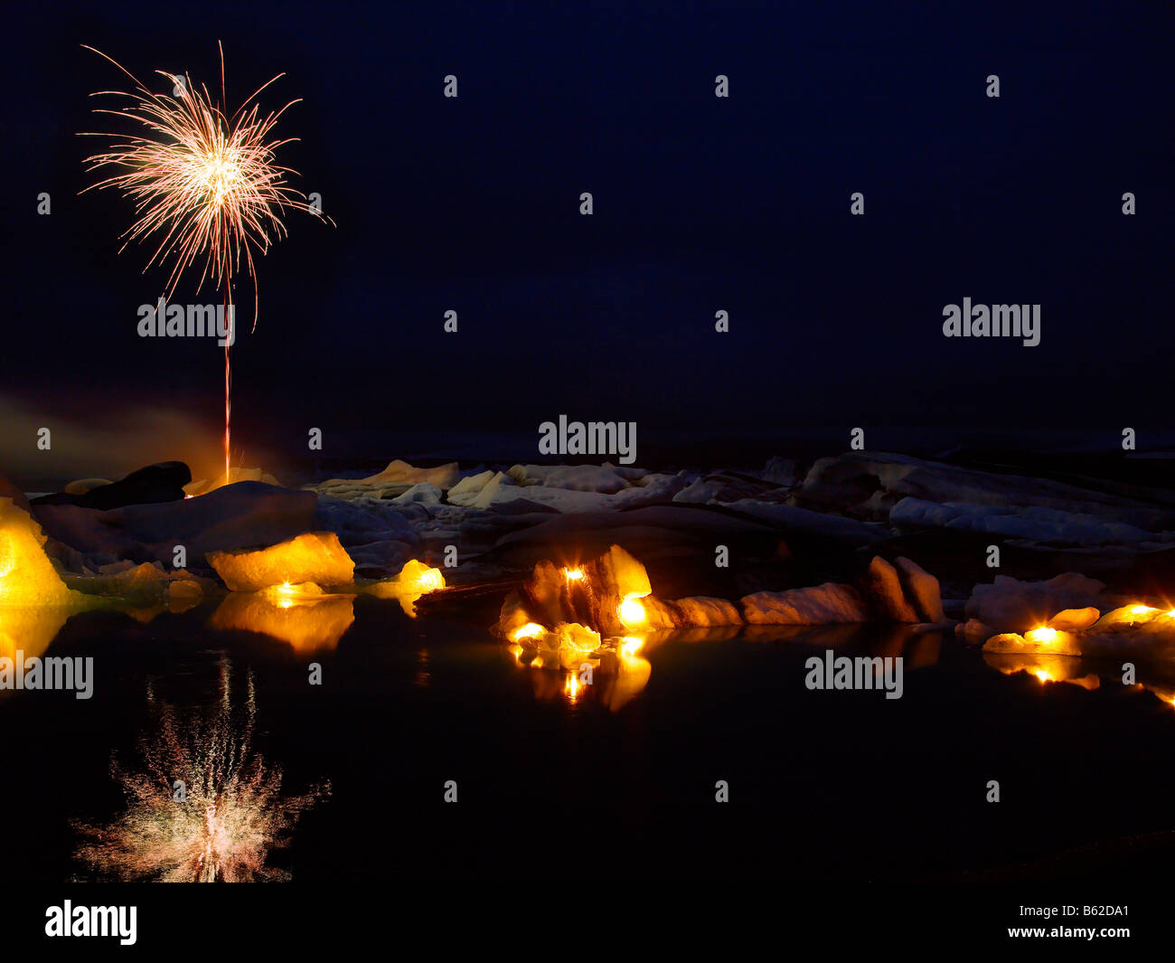 Fuegos artificiales sobre los icebergs con velas en la Laguna glaciar Jokulsarlon, Glaciar Breidamerkurjokull, Islandia Foto de stock