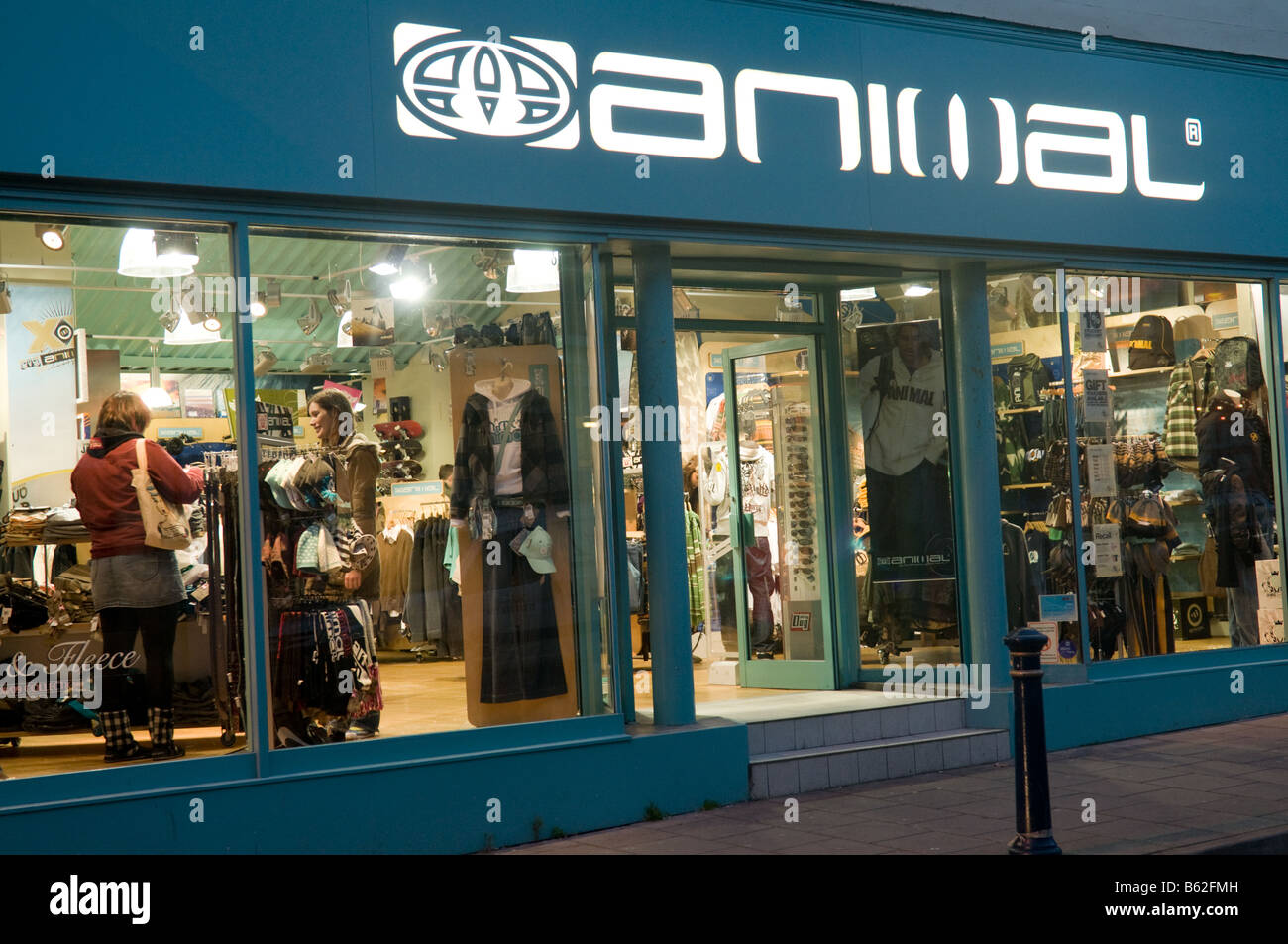 ANIMAL al aire libre y tienda de ropa de diseñador de surf UK Fotografía de  stock - Alamy