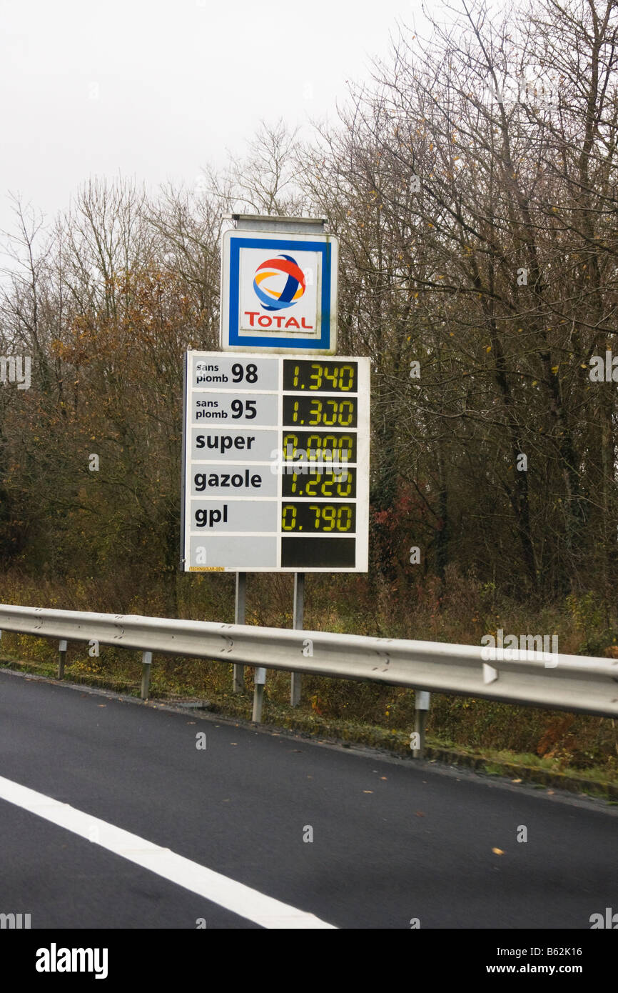 Los precios de la gasolina en Autoroute francesa Foto de stock