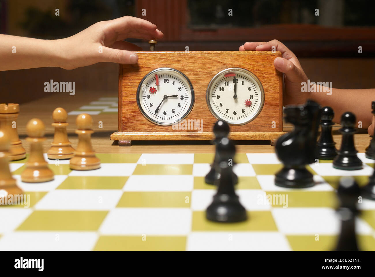 Close-up de piezas de ajedrez con un reloj de ajedrez sobre un tablero de  ajedrez Fotografía de stock - Alamy