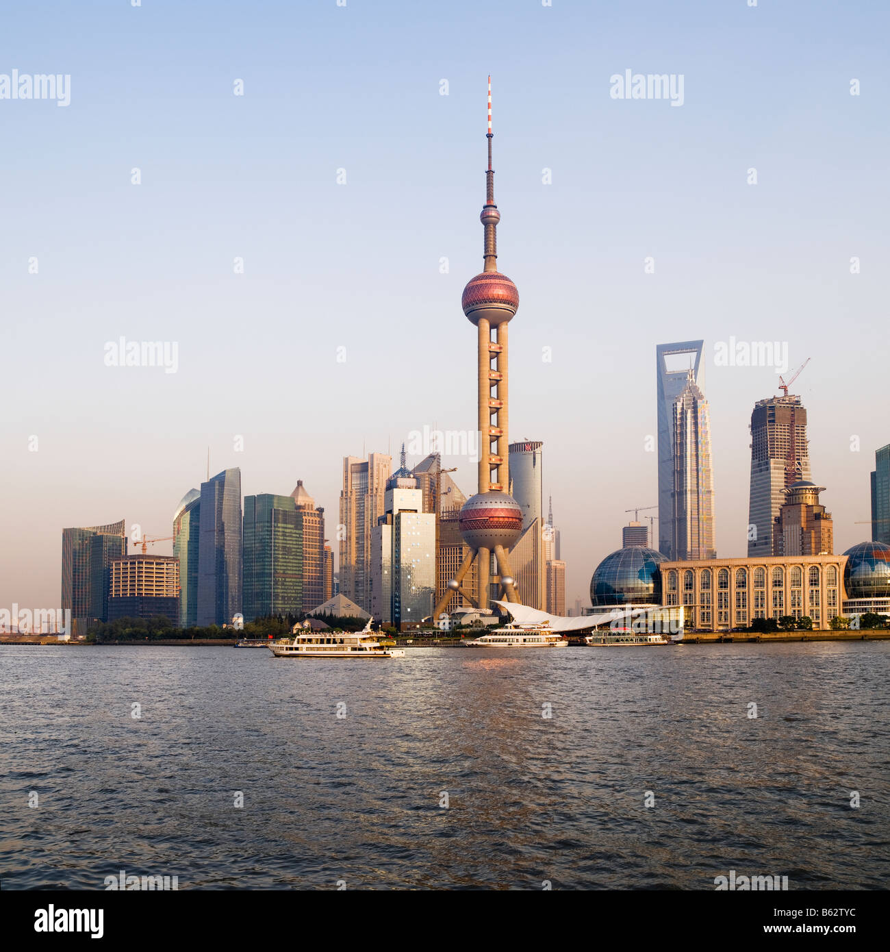 La Oriental Pearl Tower Distrito de Pudong y el río Huangpu, Shanghai China Foto de stock