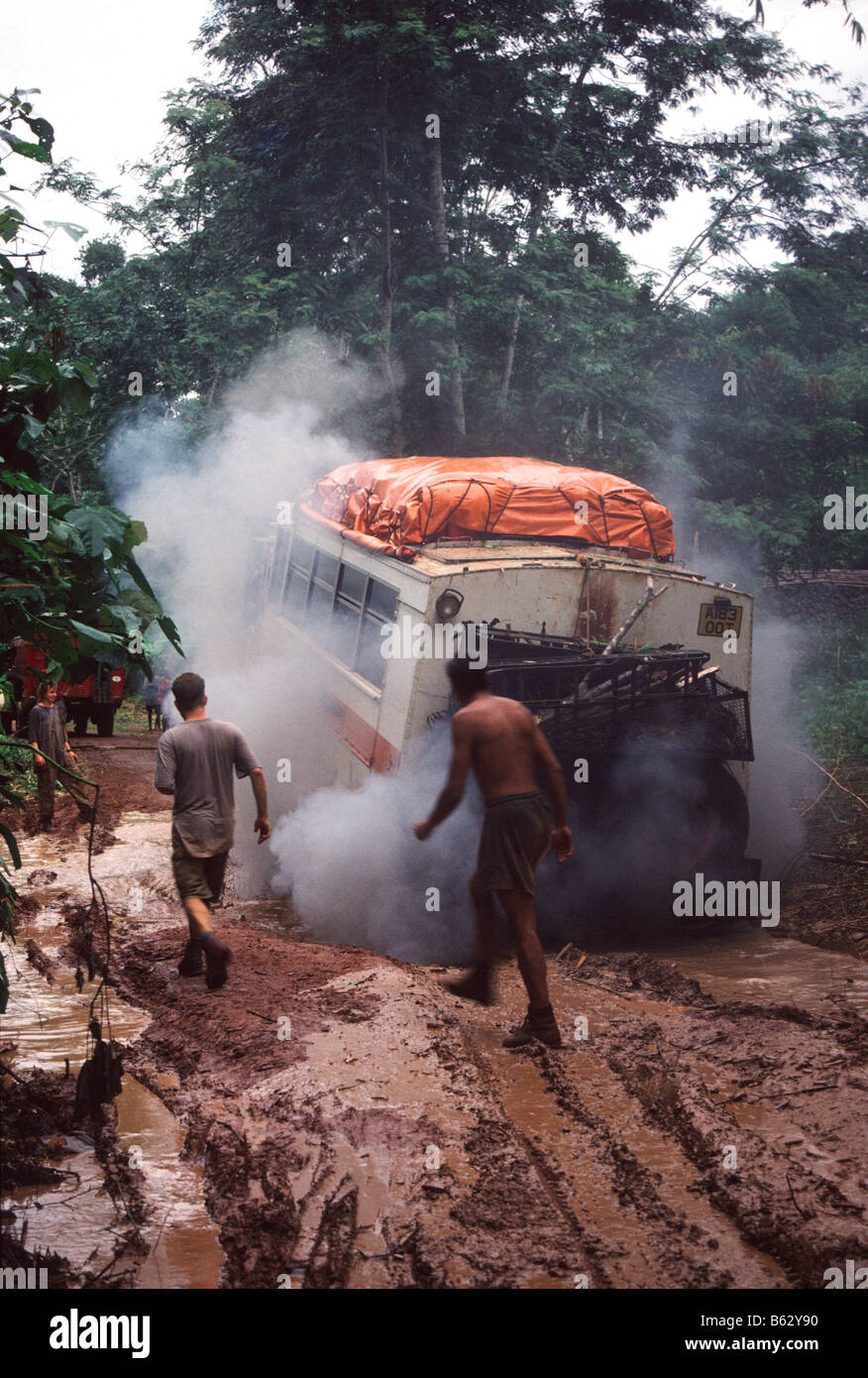 Un camión atrapado en un pantano gigantesco agujero soplando humo llena de  aceite. Tiempo para las palas Fotografía de stock - Alamy