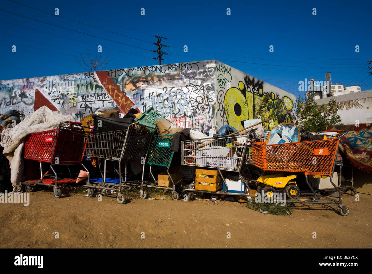 Shopping Carts en un hogar campamento cerca del río de Los Ángeles Los Ángeles, California, Estados Unidos de América Foto de stock