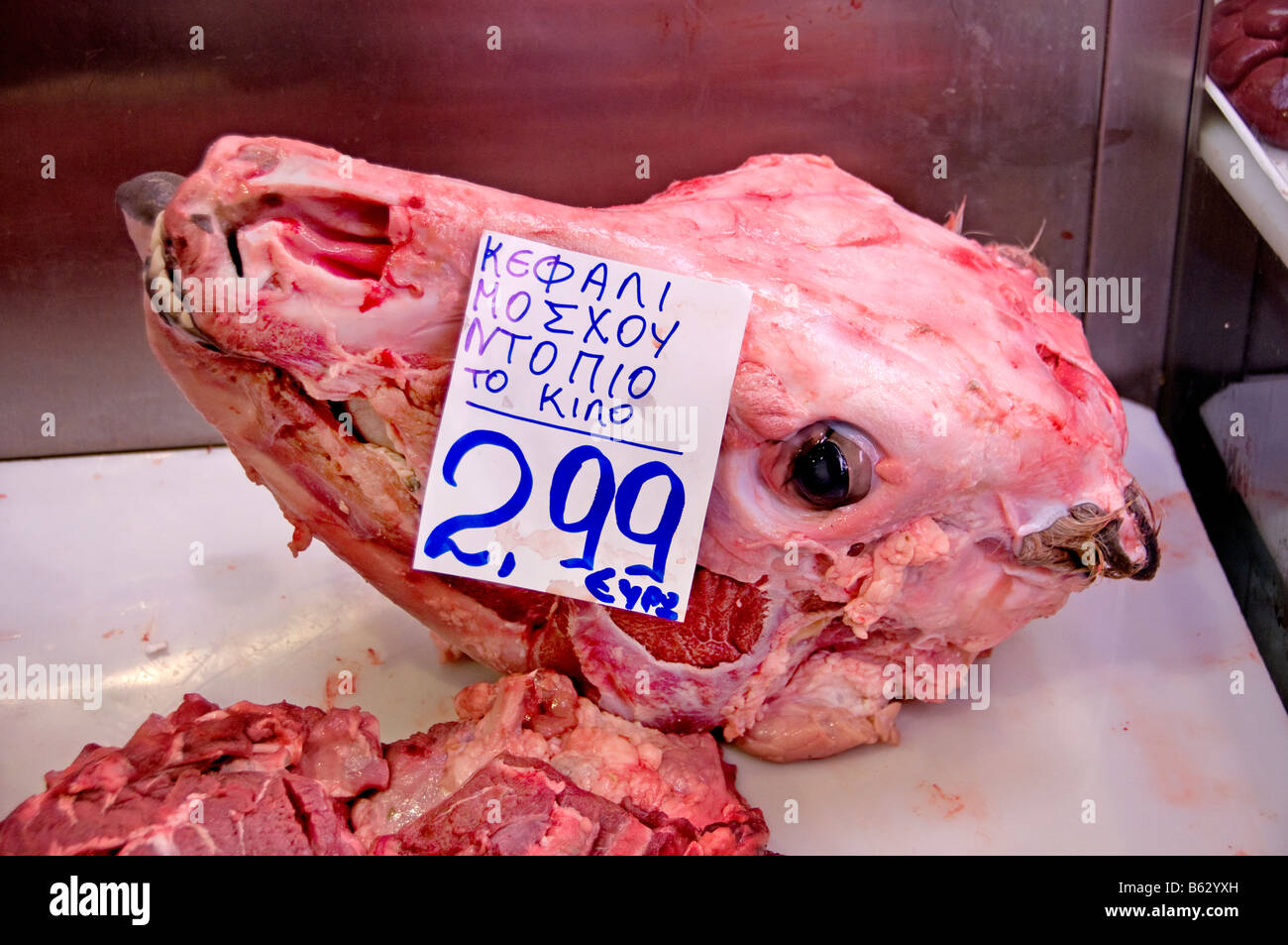 Mercado Central carnicero carne de cabra cabeza Atenas Grecia Grecia Foto de stock