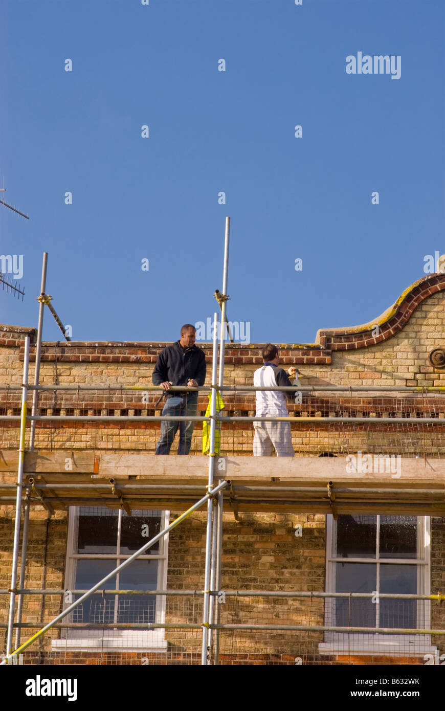 Una Esquina De Una Obra De Construcción De Un Gran Edificio Residencial  Cubierto De Andamios, Posiblemente Como Fondo Fotografía editorial - Imagen  de esquina, todos: 180647117