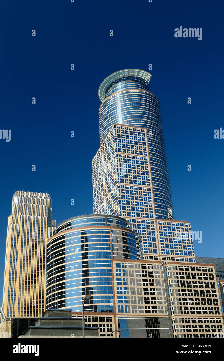 Sexta sur y Wells Fargo highrise Torres con cielo azul en el centro de Minneapolis Foto de stock