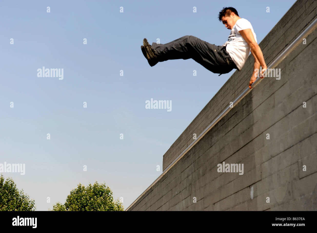 Danny Darwin demostrando free running (parkour) técnicas de una pared en el South Bank de Londres Foto de stock